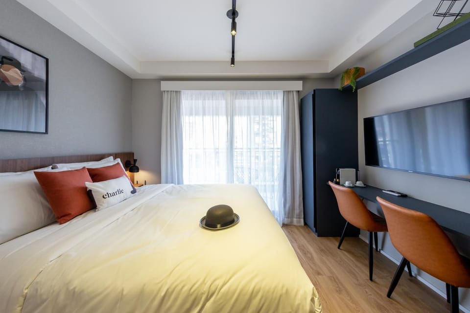 Bed, Day, TV and multimedia, Coffee/tea facilities, Balcony/Terrace, Photo of the whole room, Decorative detail, Bedroom, locker
