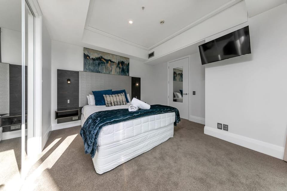 Bed, TV and multimedia, Photo of the whole room, Bedroom, towels, wardrobe