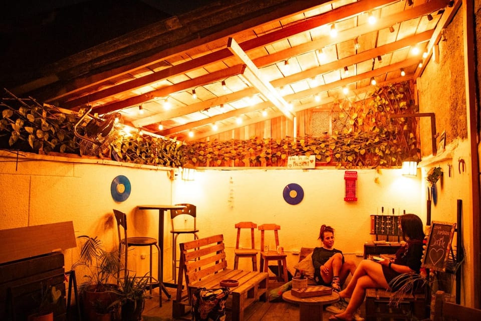 People, Balcony/Terrace, Living room, Seating area, group of guests