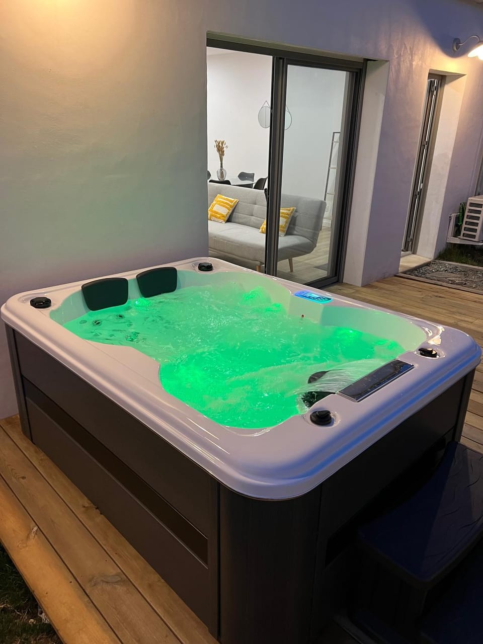 Un cocon climatisé avec jacuzzi House in Nouvelle-Aquitaine
