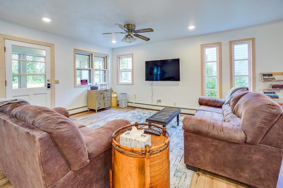 Waterfront Spirit Lake Vacation Rental w/ Dock! House in Spirit Lake
