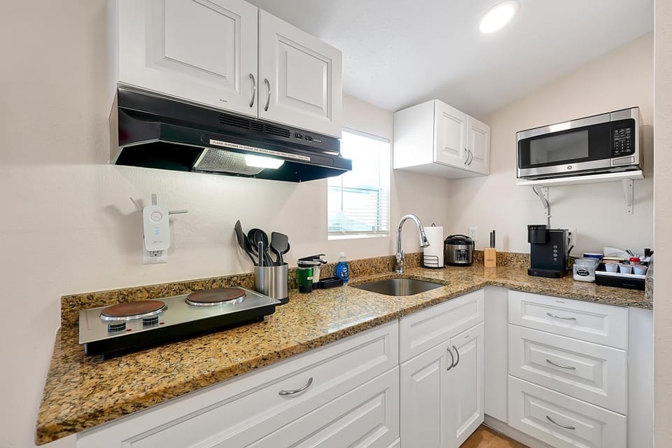 Coffee/tea facilities, Kitchen or kitchenette, minibar, pet friendly, stove