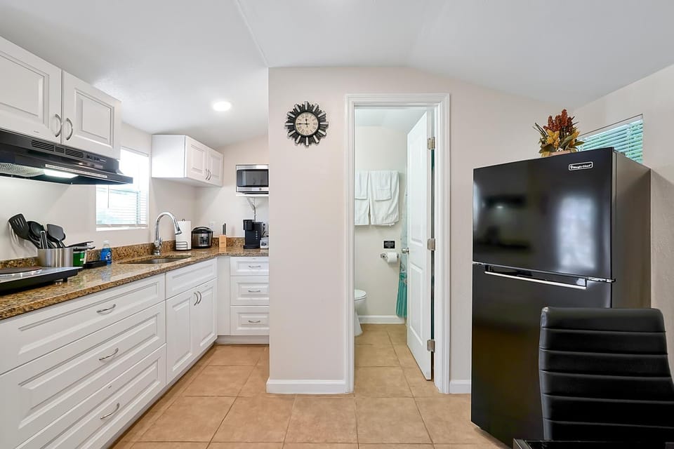 Kitchen or kitchenette, minibar, stove