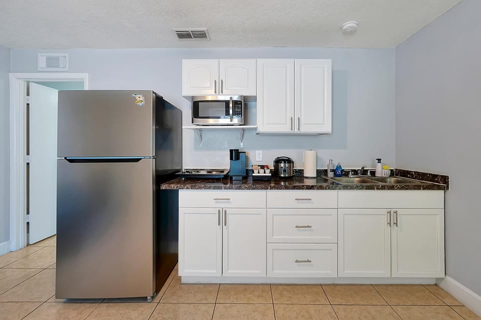 Coffee/tea facilities, hair dresser, minibar, stove