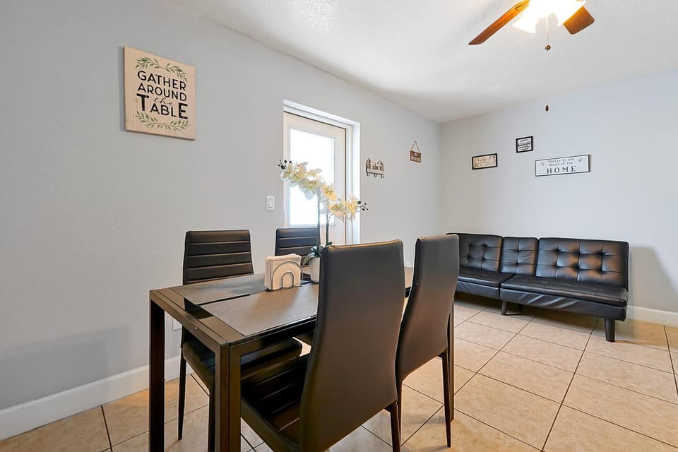 Seating area, Dining area, fireplace