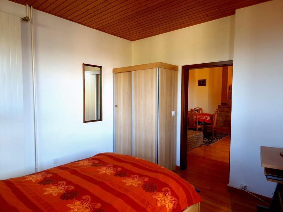 Photo of the whole room, wardrobe