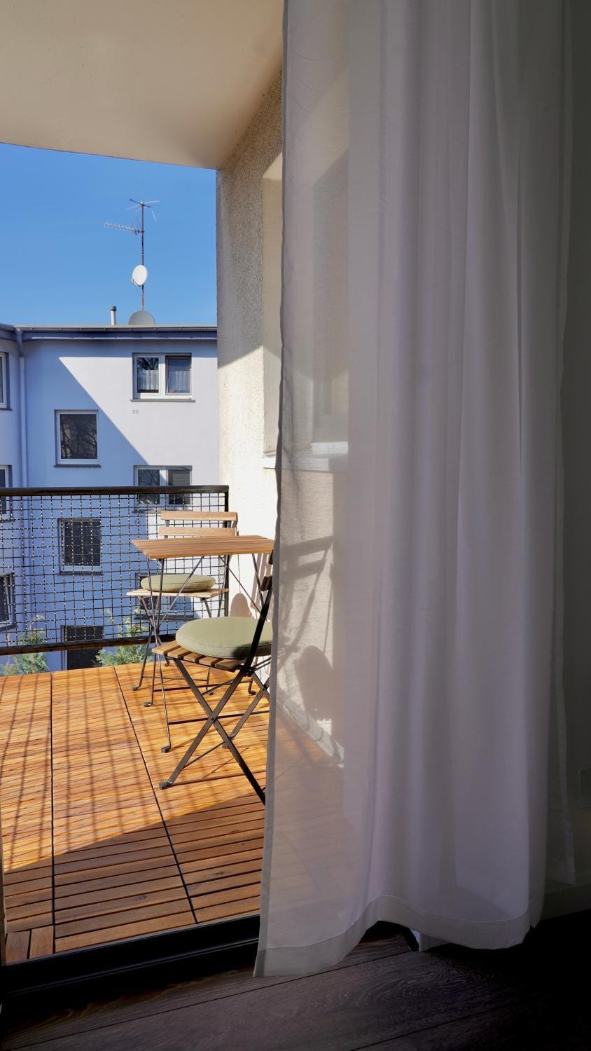 Balcony/Terrace, Street view