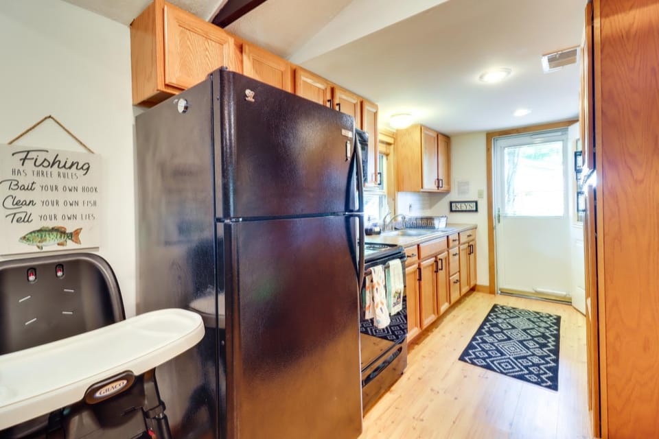 Walk to Beaches: Tree-Lined Pocono Lake Retreat! House in Arrowhead Lake