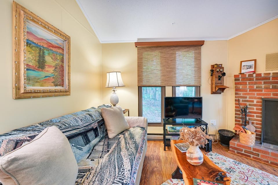 Charming Hedgesville Retreat w/ Deck + Fireplace! House in Shenandoah Valley