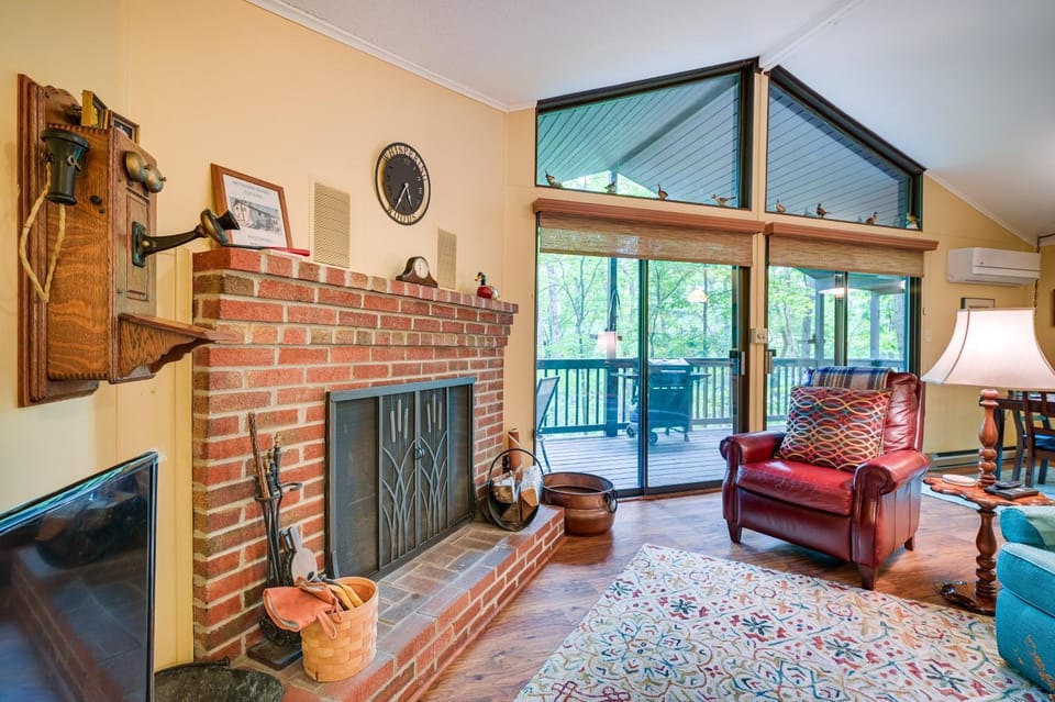Charming Hedgesville Retreat w/ Deck + Fireplace! House in Shenandoah Valley