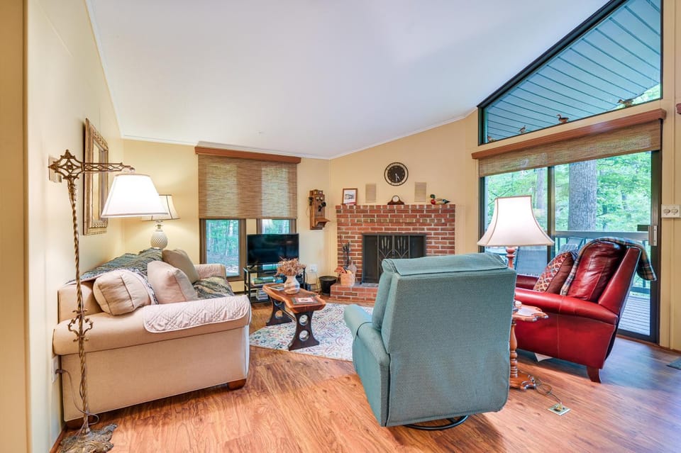 Charming Hedgesville Retreat w/ Deck + Fireplace! House in Shenandoah Valley