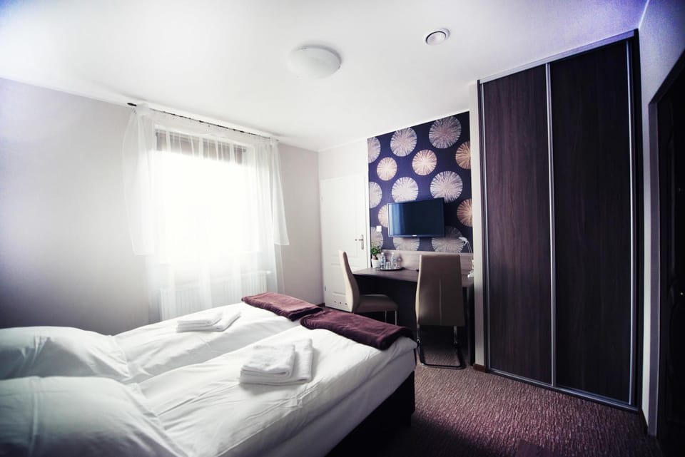 Bed, Bathroom, TV and multimedia, Photo of the whole room, Food, Drinks