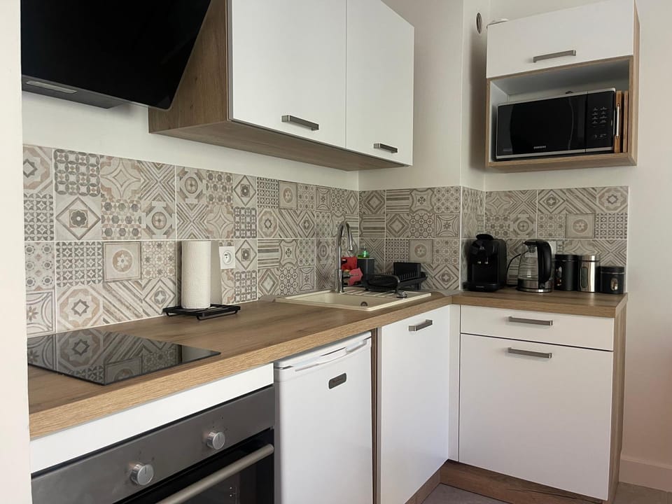 Coffee/tea facilities, Kitchen or kitchenette, stove
