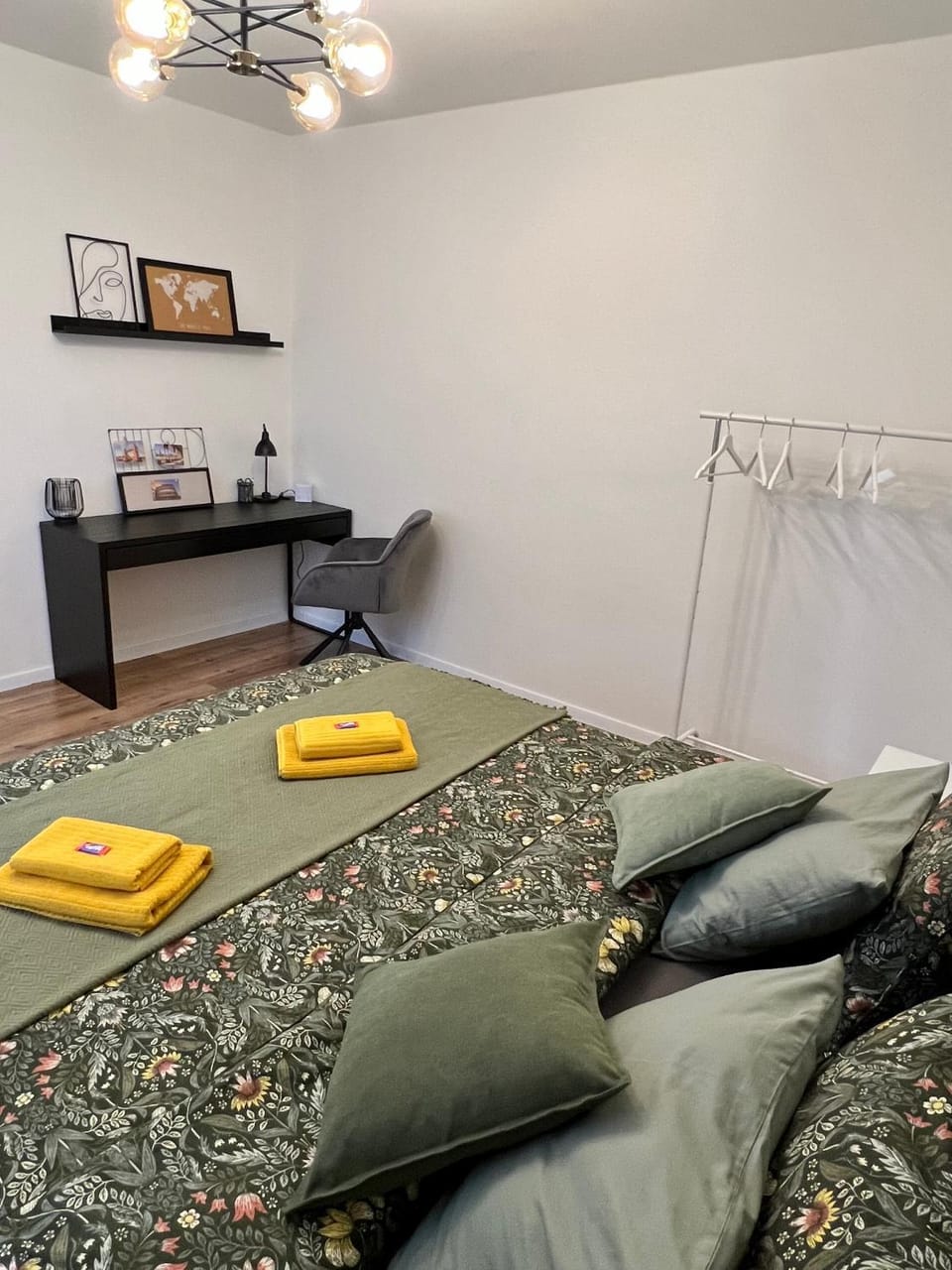 Photo of the whole room, Bedroom, hair dresser