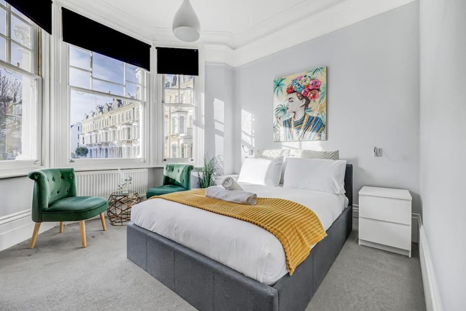 Bed, Photo of the whole room, Seating area, Bedroom