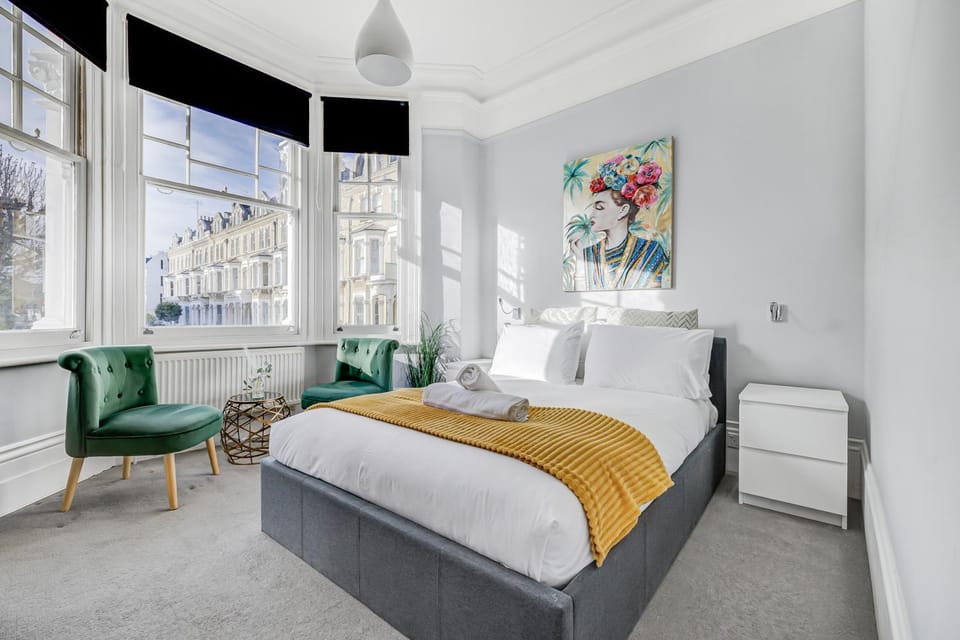 Bed, Seating area, Bedroom