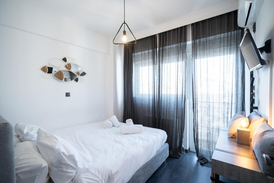 Bed, TV and multimedia, Bedroom, towels