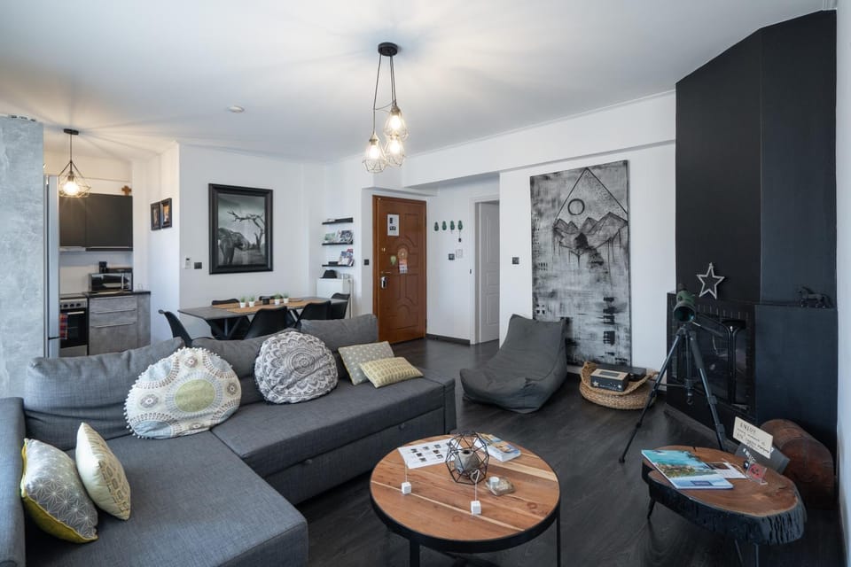 TV and multimedia, Kitchen or kitchenette, Living room, Seating area, Dining area
