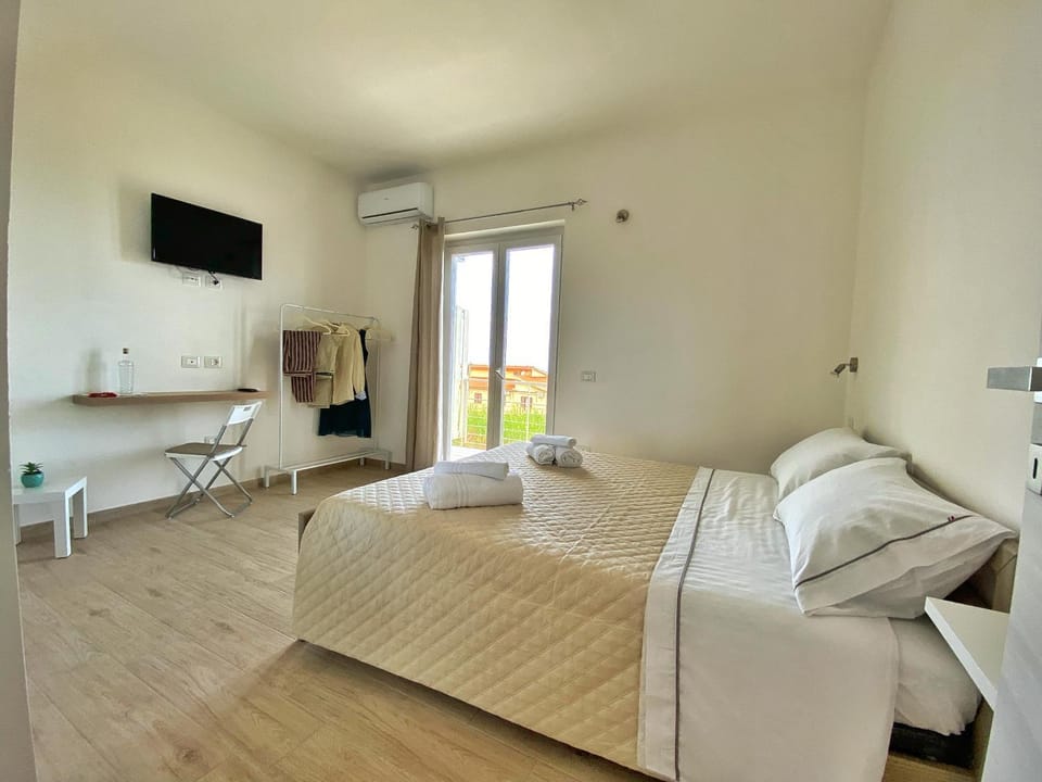 Bed, TV and multimedia, Seating area, Evening entertainment
