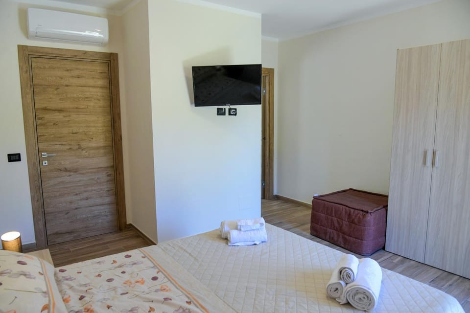 Bed, Photo of the whole room, Bedroom, towels, wardrobe, air conditioner