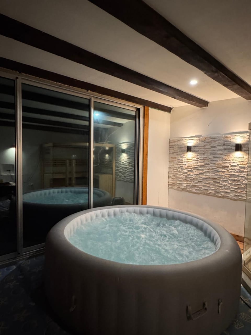 Apartman Žanić Ogulin jacuzzy u zatvorenom hidromasažna kada i kamin Apartment in Croatia