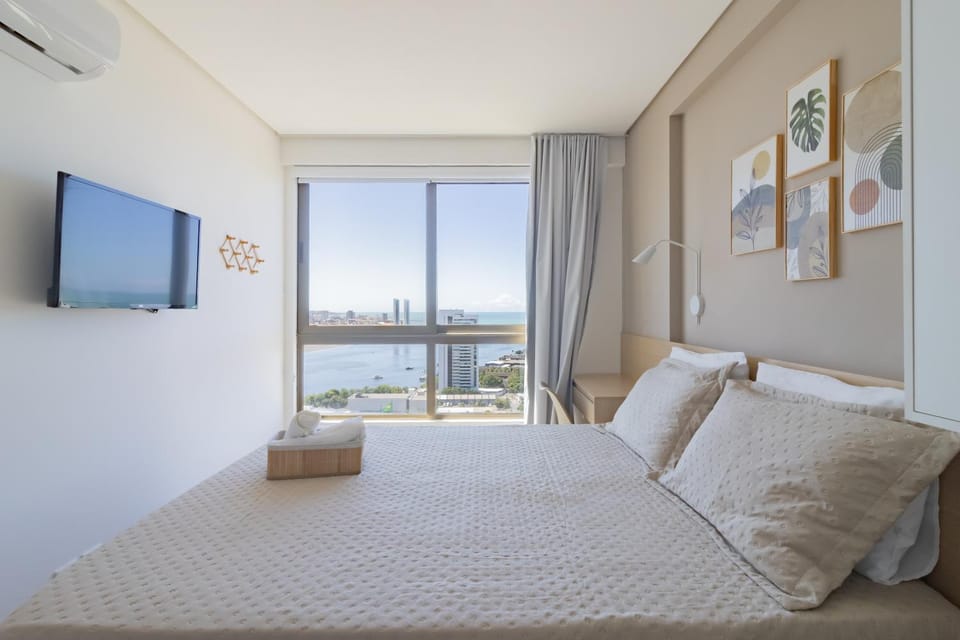 Bed, TV and multimedia, View (from property/room), Decorative detail, Bedroom, towels, air conditioner
