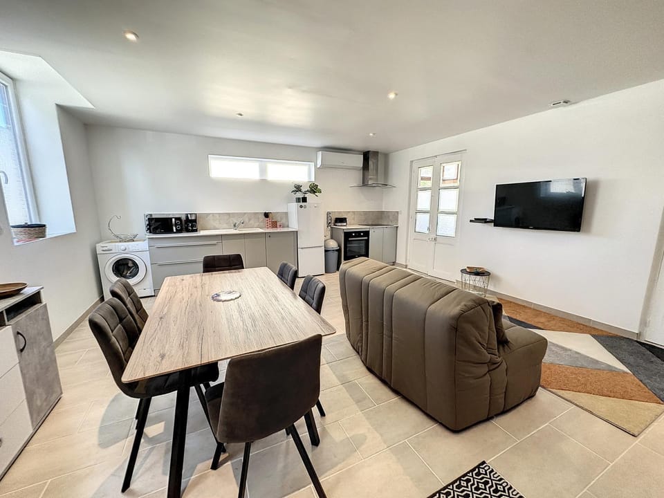 Communal lounge/ TV room, TV and multimedia, Kitchen or kitchenette, Dining area
