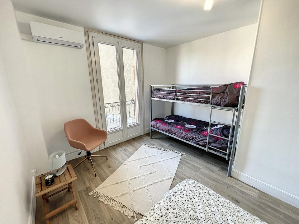 Bed, Photo of the whole room, Bedroom, bunk bed, air conditioner