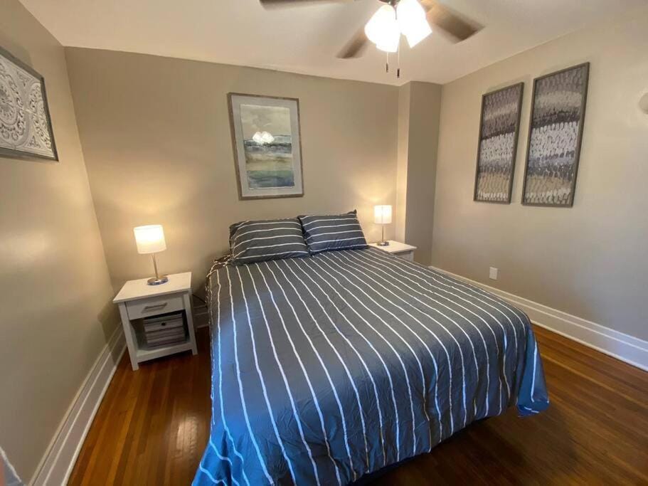 Beautifully remodeled house 1.5 miles from falls. House in Niagara Falls