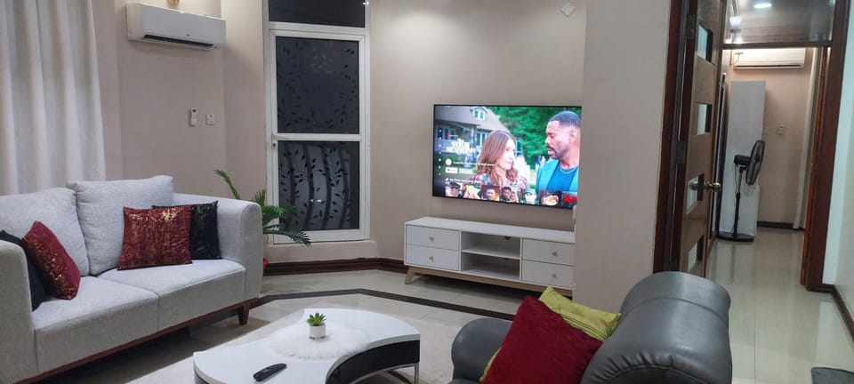 Communal lounge/ TV room, TV and multimedia, Living room, Seating area, Evening entertainment, air conditioner