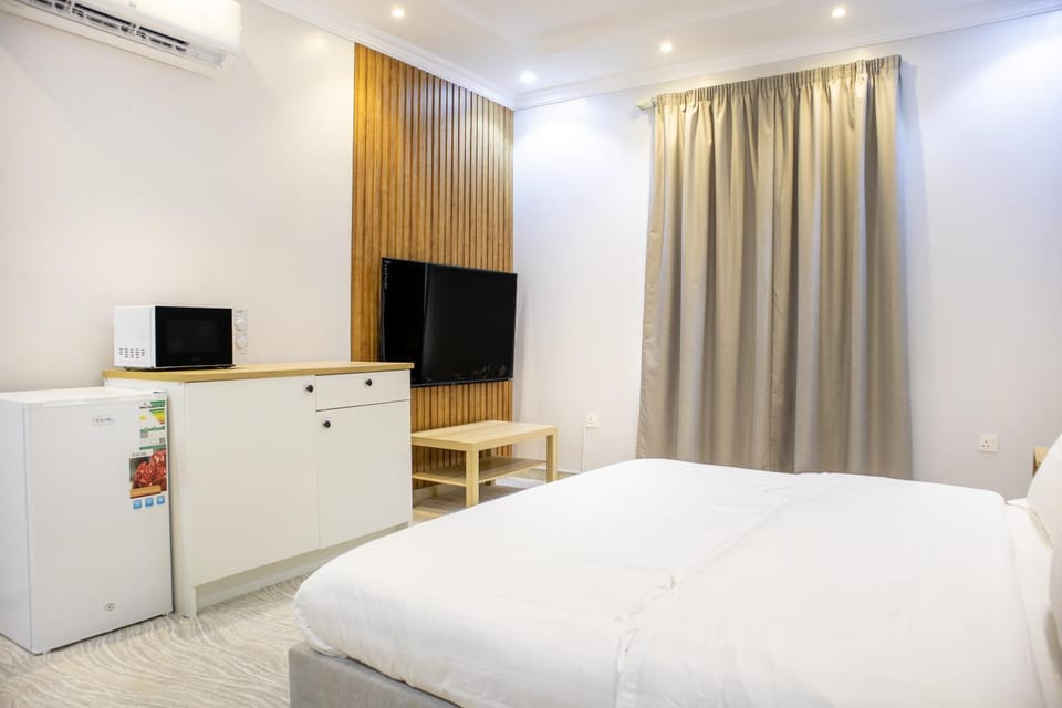 Bed, TV and multimedia, Photo of the whole room, Evening entertainment, Bedroom, hair dresser, air conditioner