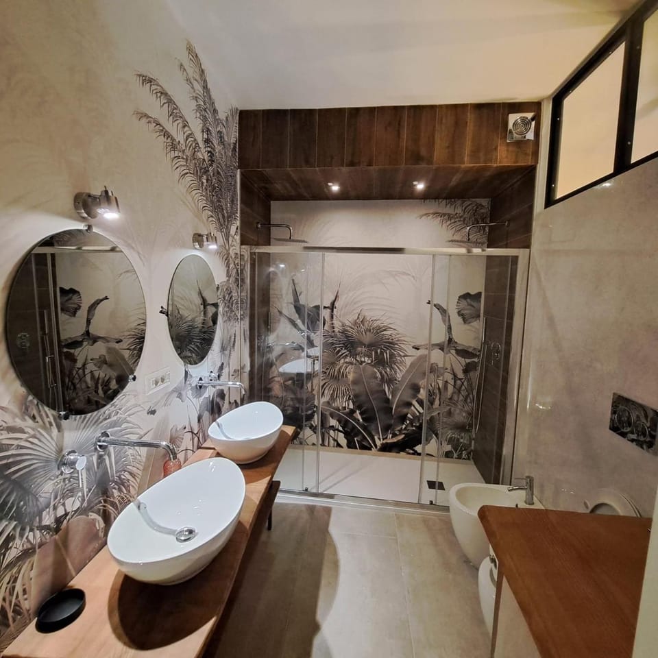 Shower, Toilet
