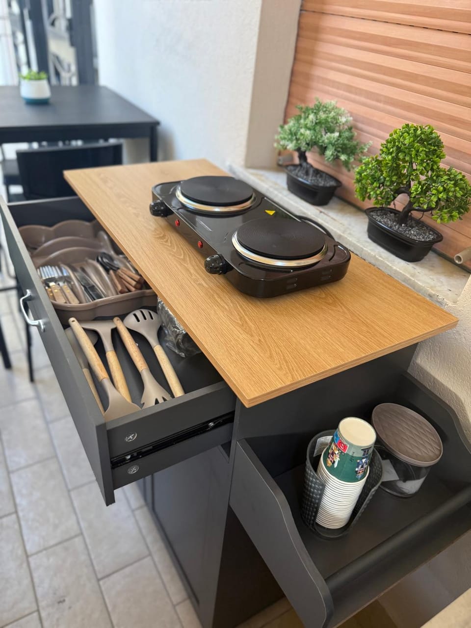 Kitchen or kitchenette, Dining area