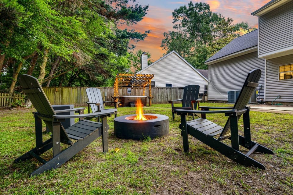 Property building, BBQ facilities, Hot Tub, Dining area, Garden view, Area and facilities, children, children, young children, fireplace, flat iron