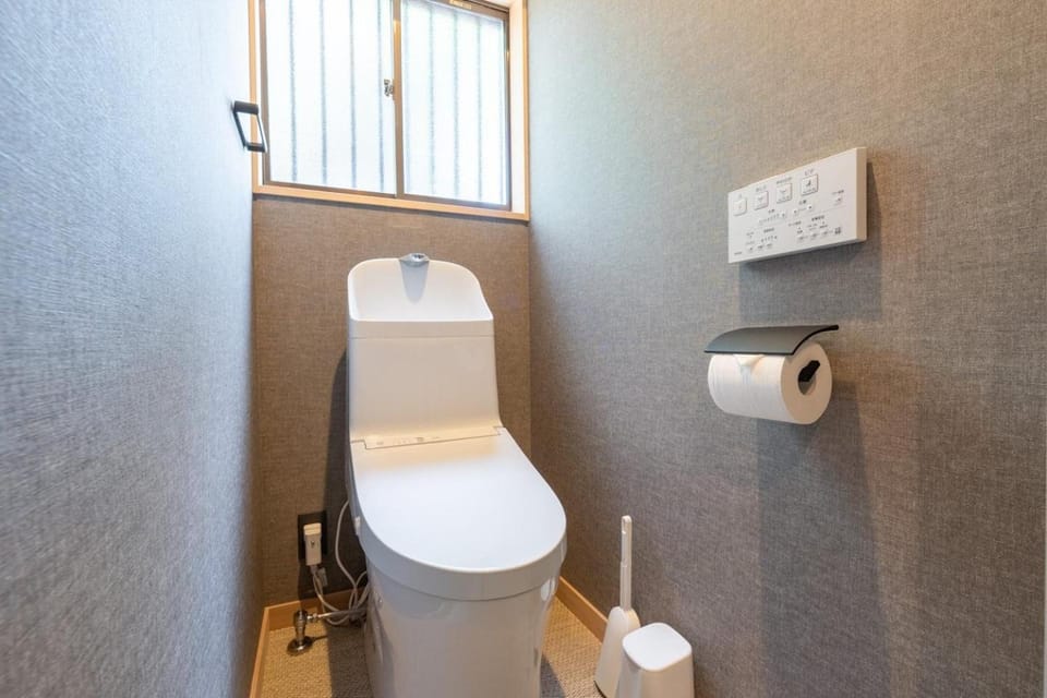 Toilet, bidet
