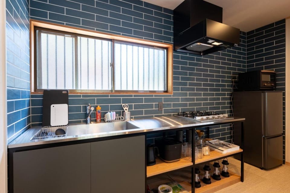 Kitchen or kitchenette, minibar, stove