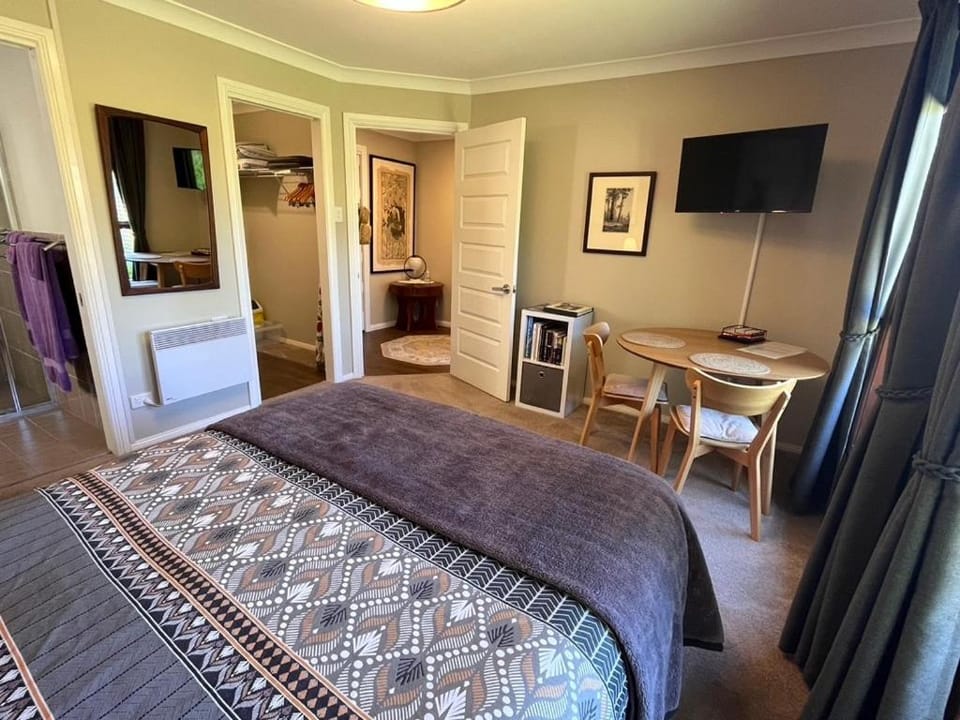 TV and multimedia, Dining area, Bedroom