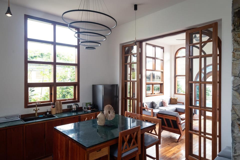 Kitchen or kitchenette, Living room, Seating area, Dining area
