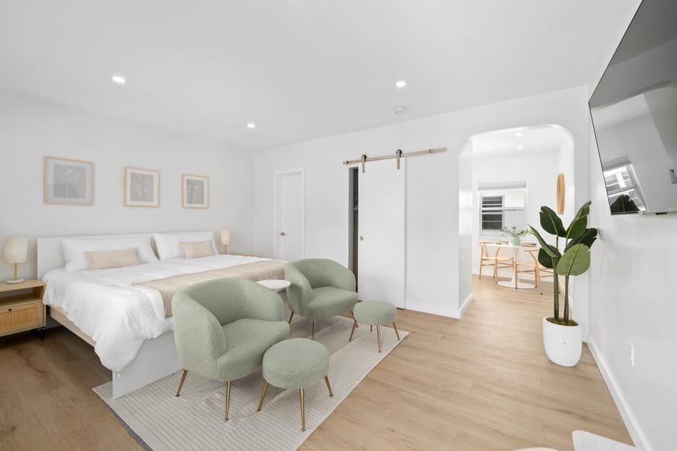 Bed, TV and multimedia, Living room, Photo of the whole room, Seating area, Bedroom