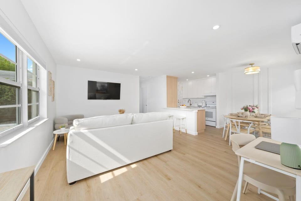 TV and multimedia, Living room, Seating area, Evening entertainment