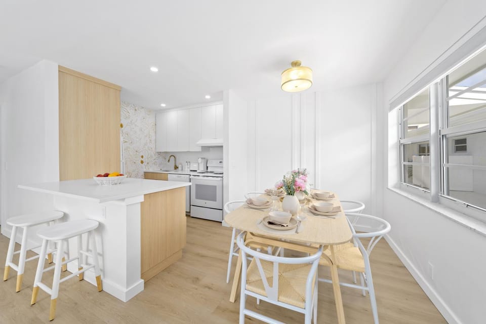 Kitchen or kitchenette, Dining area, minibar, pet friendly