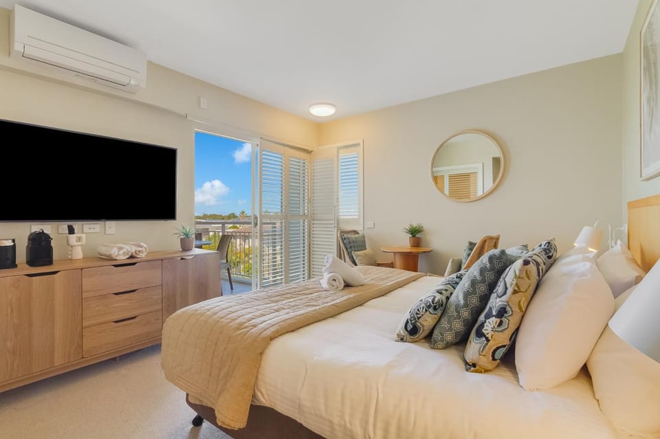 Bed, TV and multimedia, Seating area, Bedroom, air conditioner
