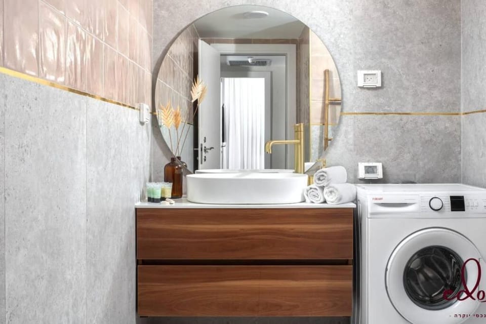 Bathroom, towels, washing machine
