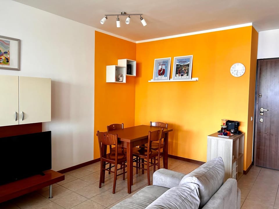 TV and multimedia, Coffee/tea facilities, Living room, Seating area, Dining area, Breakfast