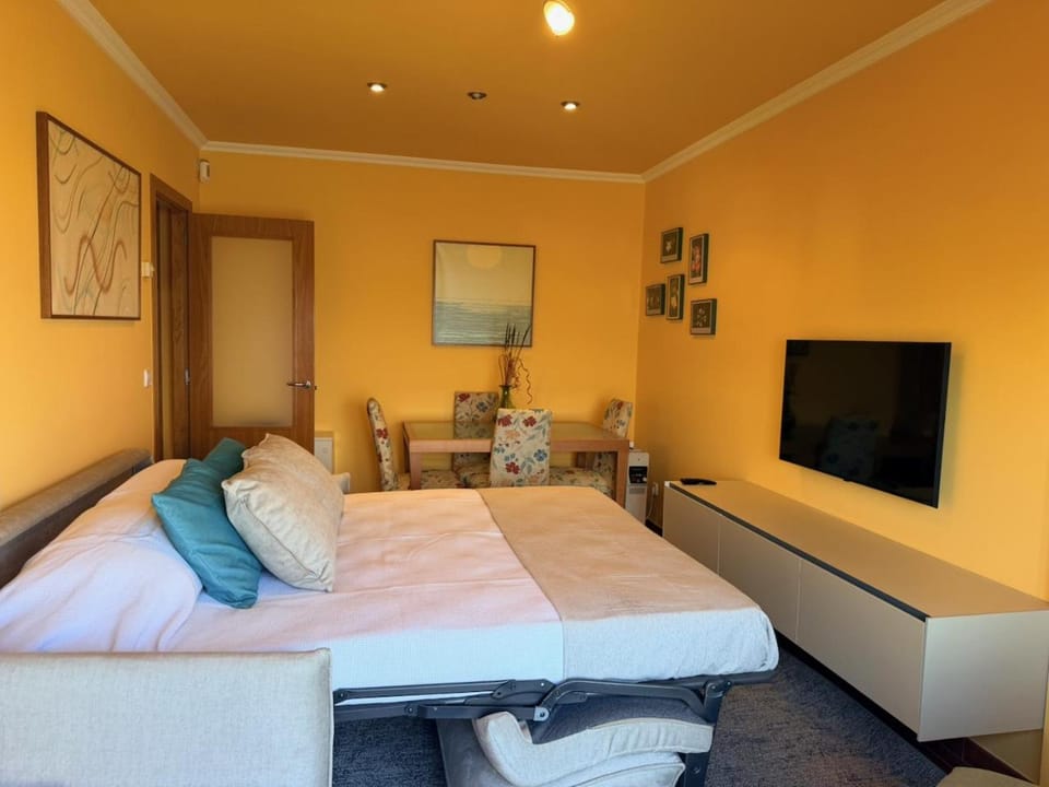 Bed, TV and multimedia, Living room