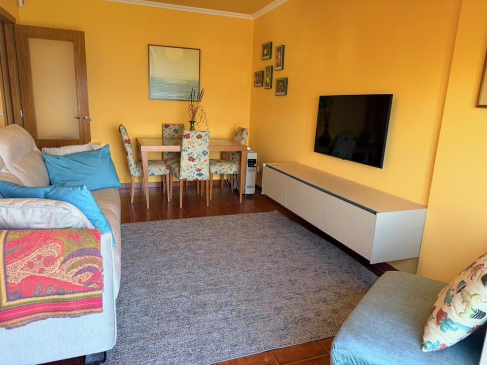 Bed, TV and multimedia, Living room