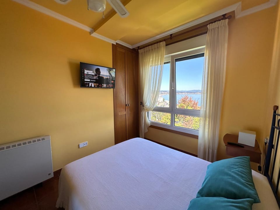 Bed, TV and multimedia, Photo of the whole room, Bedroom, Sea view, internet, wardrobe