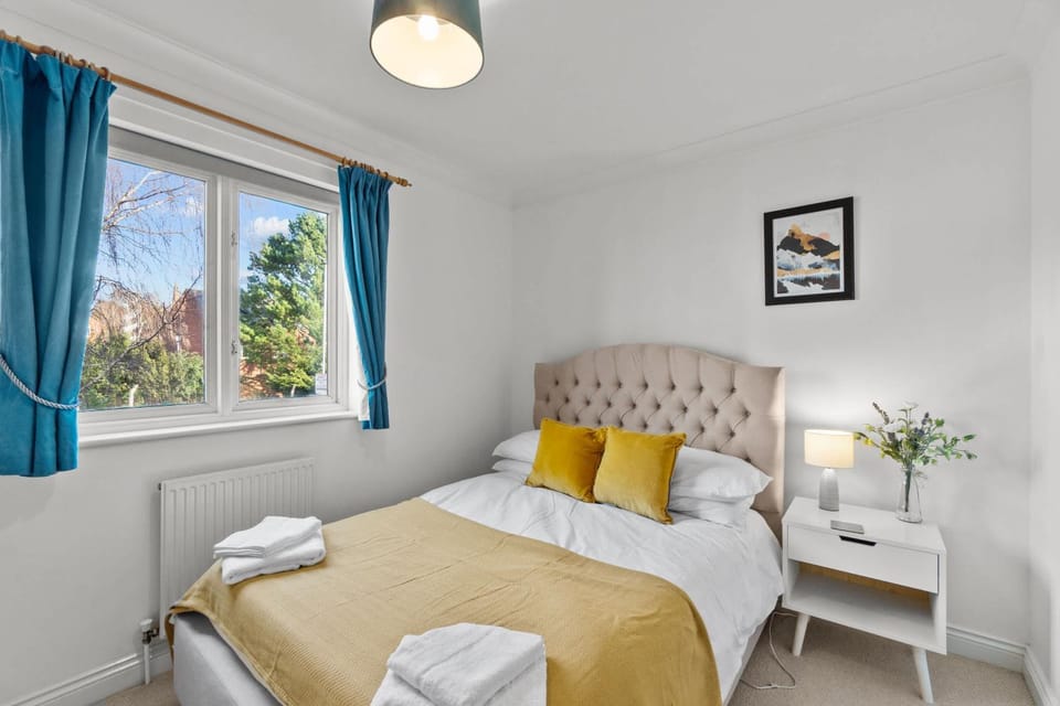 Bright & Spacious 3 Bedroom Home in Central Exeter House in Exeter