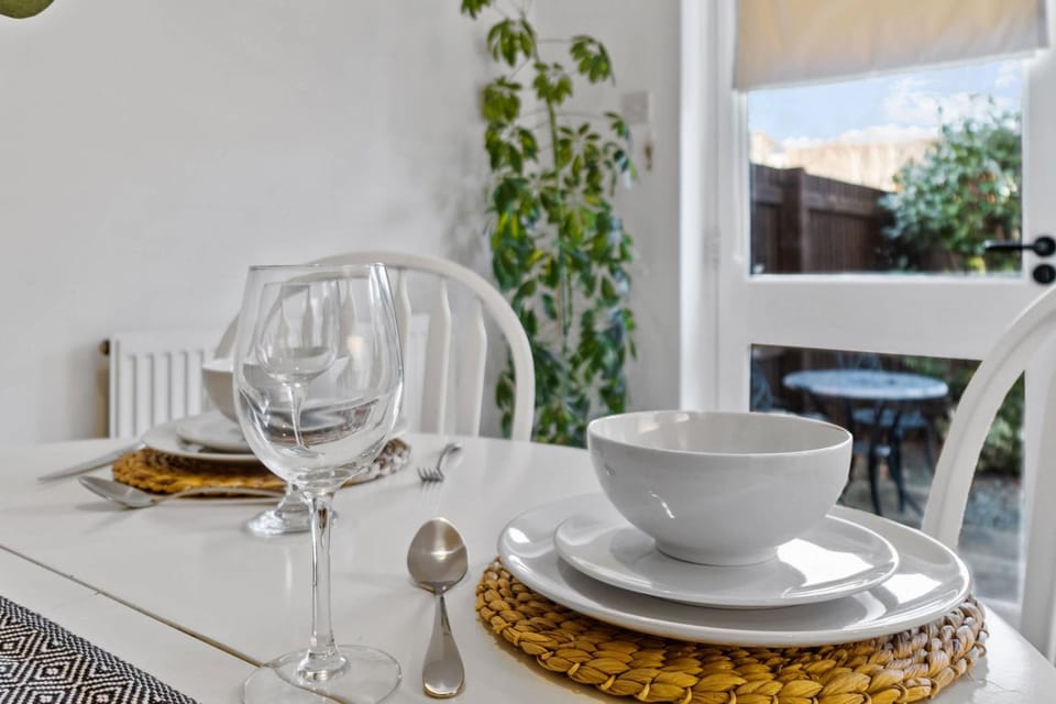 Bright & Spacious 3 Bedroom Home in Central Exeter House in Exeter