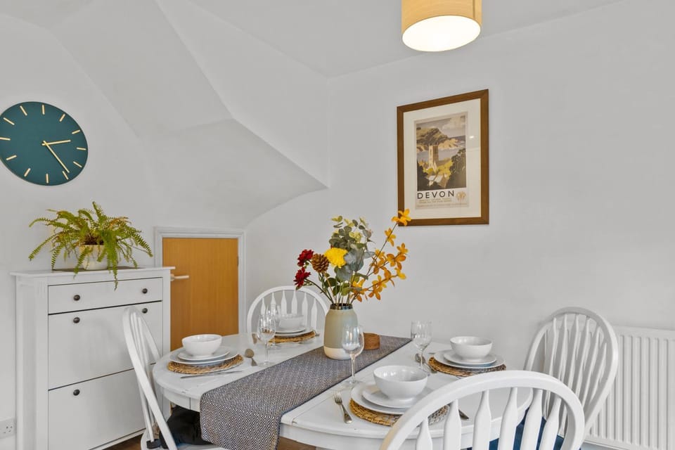 Bright & Spacious 3 Bedroom Home in Central Exeter House in Exeter